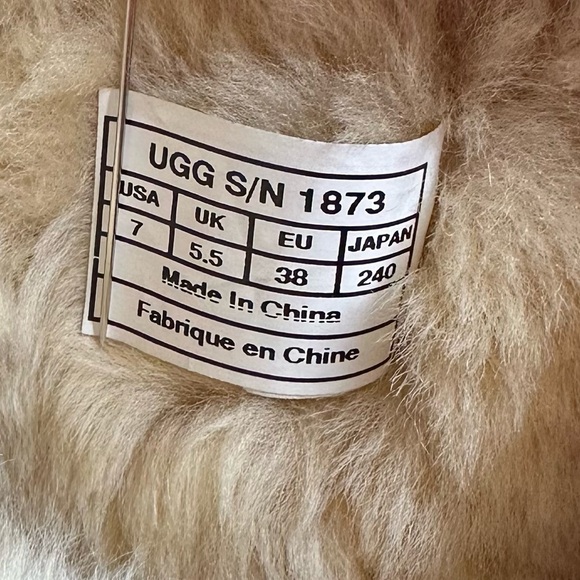 UGG Women’s  Bailey Triple Button Boots. Size 7 - Picture 10 of 10